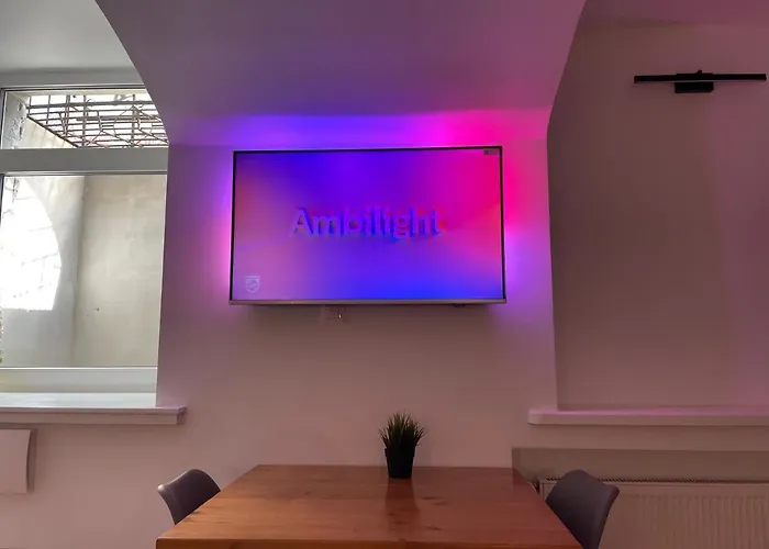 Modern In Center I 1 *